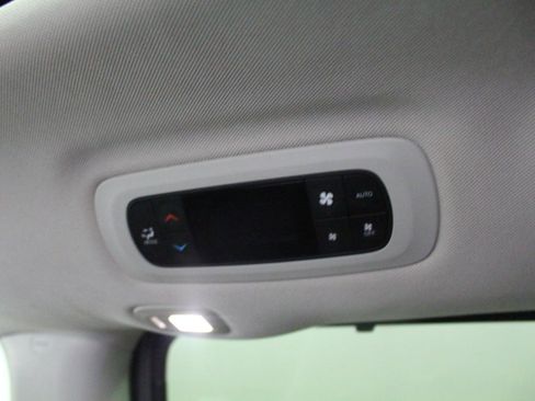 Used 2022 Chrysler Pacifica Limited image 25