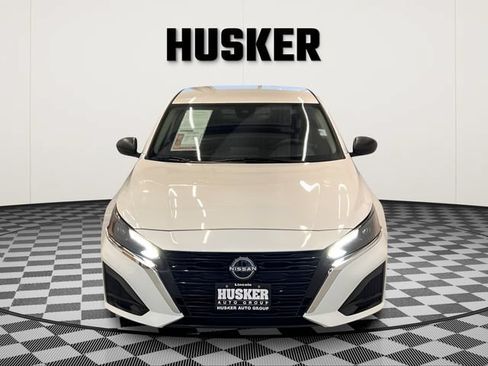 Used 2025 Nissan Altima 2.5 SV FWD image 3