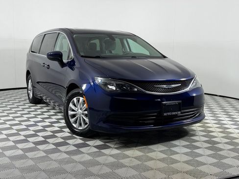 Used 2017 Chrysler Pacifica Touring w/ Tire & Wheel Group FWD image 2