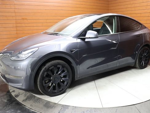 Used 2022 Tesla Model Y Long Range image 8