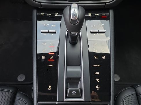 Used 2026 Porsche Macan AWD/4WD image 25