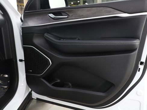 Used 2023 Jeep Grand Cherokee 4WD 4xe w/ Luxury Tech Group II image 9