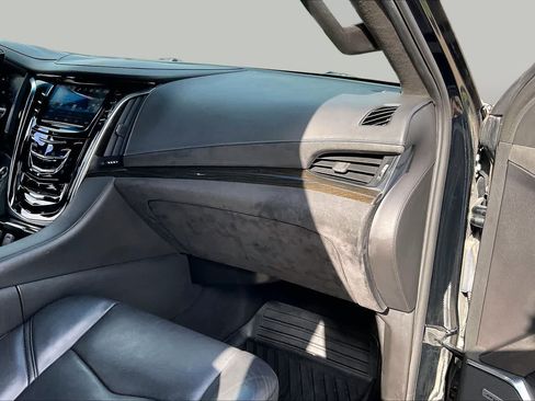 Used 2018 Cadillac Escalade ESV Platinum AWD/4WD image 18