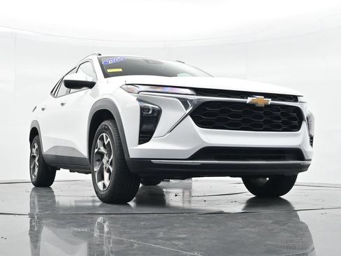 Used 2025 Chevrolet Trax LT FWD image 27