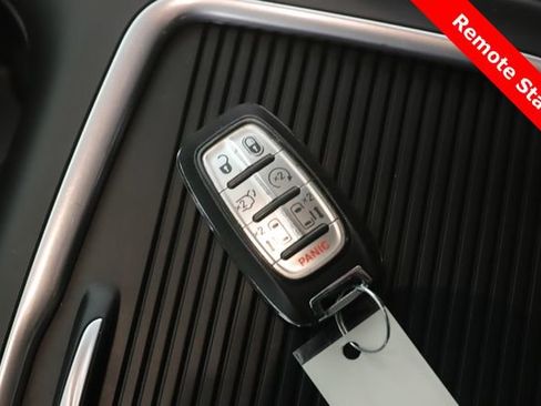 Used 2022 Chrysler Pacifica Touring-L FWD image 3