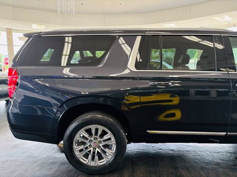 Used 2023 GMC Yukon XL SLT AWD/4WD image 4