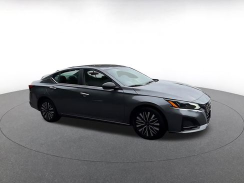 Used 2025 Nissan Altima 2.5 SV FWD image 2