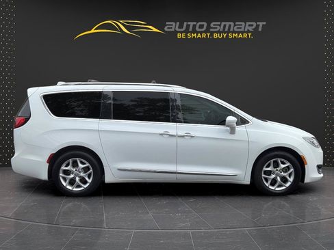 Used 2017 Chrysler Pacifica Touring-L Plus w/ Tire & Wheel Group FWD image 6