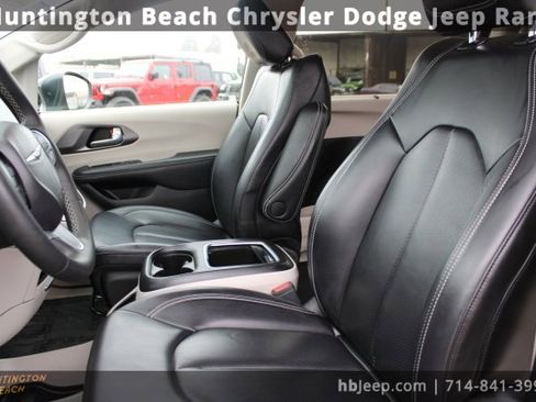 Used 2023 Chrysler Pacifica Touring-L image 31