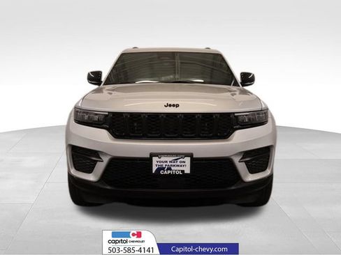 Used 2025 Jeep Grand Cherokee Altitude AWD/4WD image 6