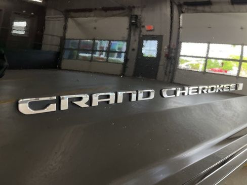 Used 2022 Jeep Grand Cherokee Overland w/ Luxury Tech Group IV AWD/4WD image 16