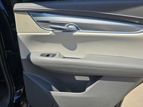 Used 2017 Cadillac XT5 Luxury w/ Driver Awareness Package image 28