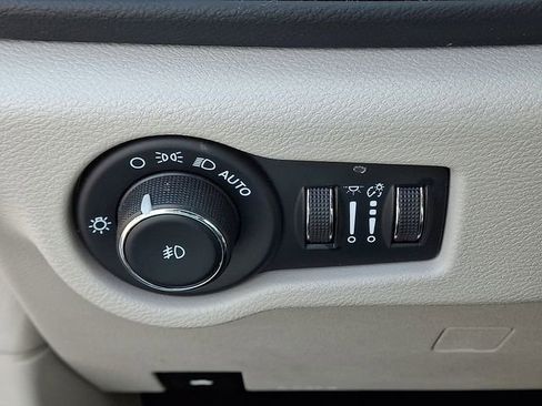 Used 2023 Chrysler Pacifica Touring-L FWD image 24