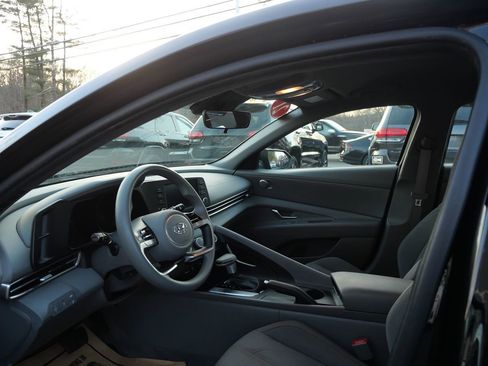 Used 2021 Hyundai Elantra SE image 9
