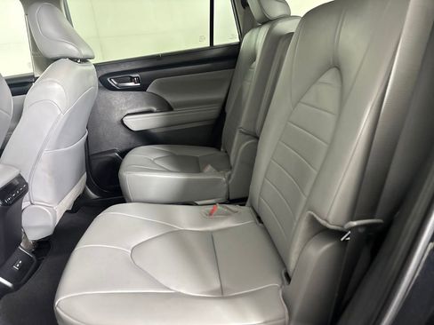 Used 2025 Toyota Highlander XLE AWD/4WD image 22