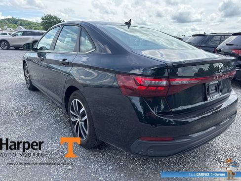 Used 2025 Volkswagen Jetta SE w/ Sunroof Package FWD image 3