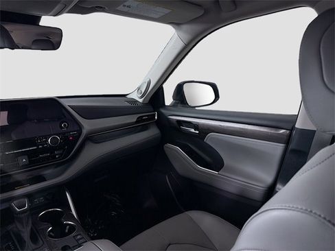 Certified 2025 Toyota Highlander Limited image 24