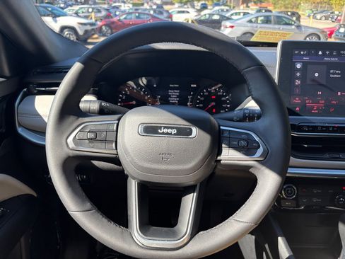 Used 2025 Jeep Compass Limited image 34