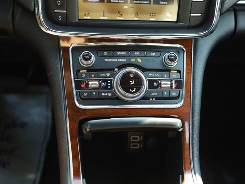 Used 2019 Lincoln Continental Select w/ Continental Climate Package image 24