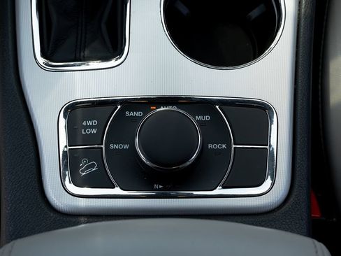 Used 2018 Jeep Grand Cherokee Limited AWD/4WD image 23