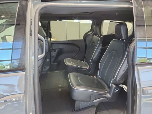 Used 2025 Chrysler Pacifica Limited image 54