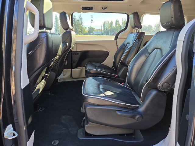 Used 2023 Chrysler Pacifica Limited FWD image 35