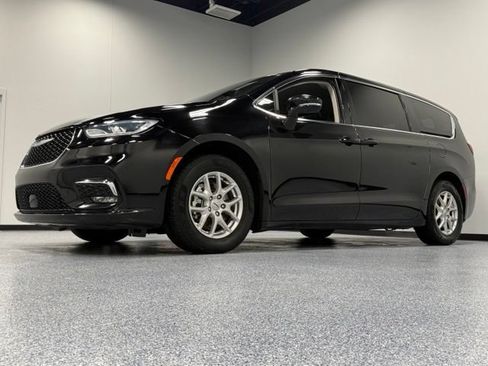 Used 2024 Chrysler Pacifica Touring-L FWD image 5