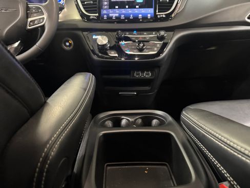 Used 2025 Chrysler Pacifica Select FWD image 20