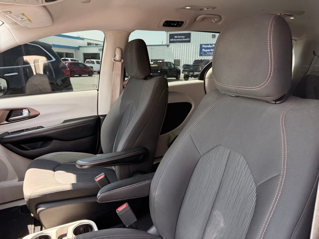 Used 2017 Chrysler Pacifica Touring w/ Tire & Wheel Group FWD image 15