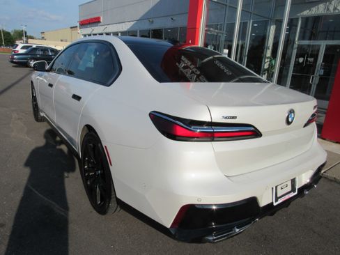 Used 2023 BMW 760i xDrive w/ Luxury Rear Seating Package AWD/4WD image 7