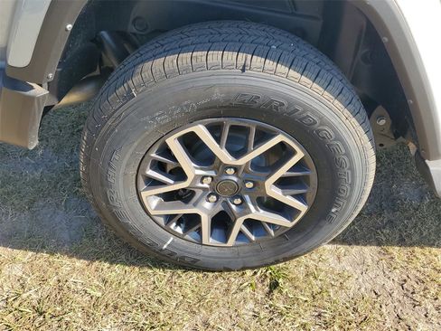 Used 2024 Jeep Wrangler Sahara image 7