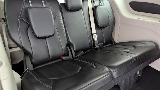 Used 2023 Chrysler Pacifica Touring-L FWD image 19