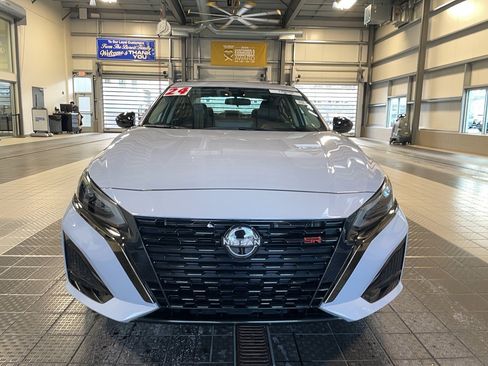 Used 2024 Nissan Altima 2.5 SR w/ SR Premium Package image 2