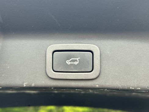 Used 2017 Jaguar F-PACE Premium image 13