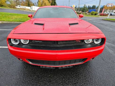 Used 2015 Dodge Challenger SXT image 8