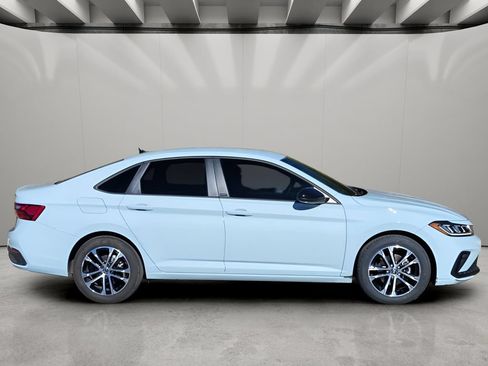 Used 2025 Volkswagen Jetta Sport FWD image 4