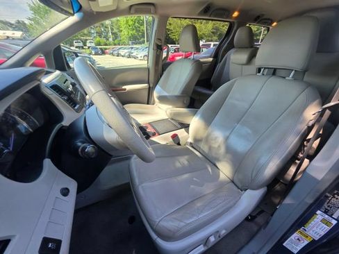 Used 2013 Toyota Sienna XLE FWD image 14