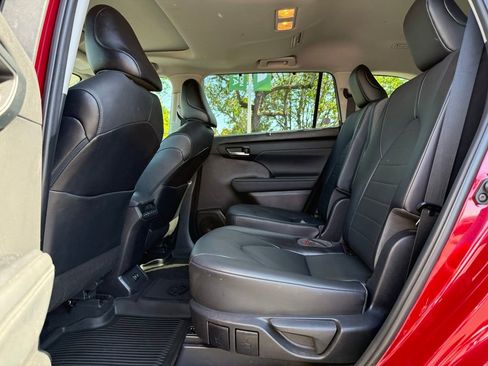 Certified 2021 Toyota Highlander XLE AWD/4WD image 16
