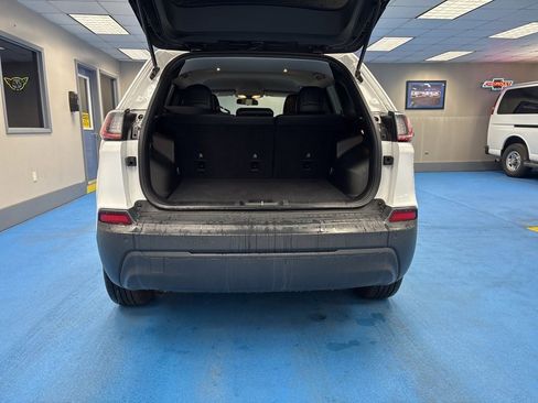 Used 2019 Jeep Cherokee Latitude Plus w/ Travel & Safety Group image 8