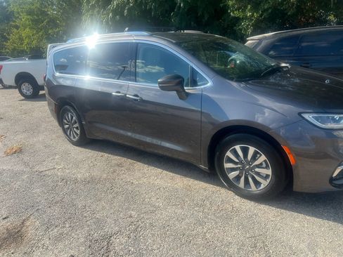 Used 2021 Chrysler Pacifica Touring-L FWD image 3