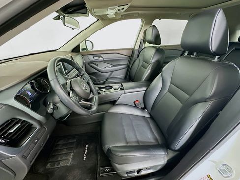 Used 2023 Nissan Rogue SV w/ SV Premium Package image 13