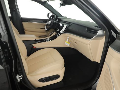 New 2026 Jeep Grand Cherokee Limited RWD image 12