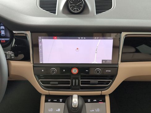 Used 2025 Porsche Macan image 22