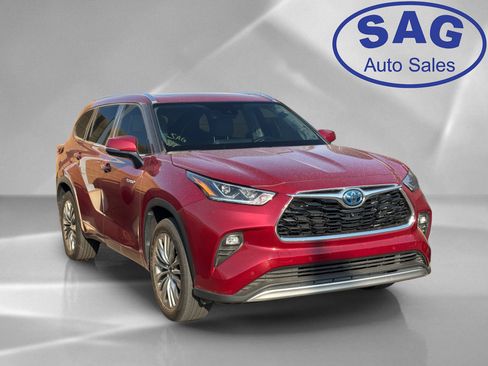Used 2020 Toyota Highlander Platinum FWD image 2