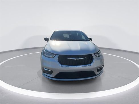 Used 2024 Chrysler Pacifica Touring-L image 3