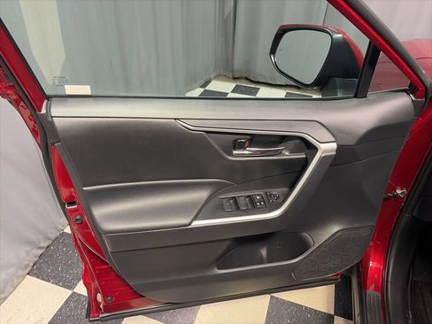 Used 2020 Toyota RAV4 XLE w/ XLE Grade Weather Package AWD/4WD image 12