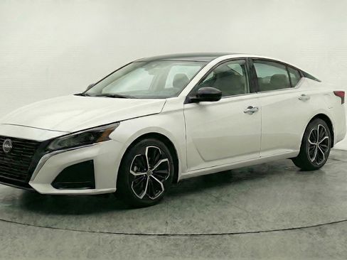 Used 2025 Nissan Altima 2.5 SR image 3