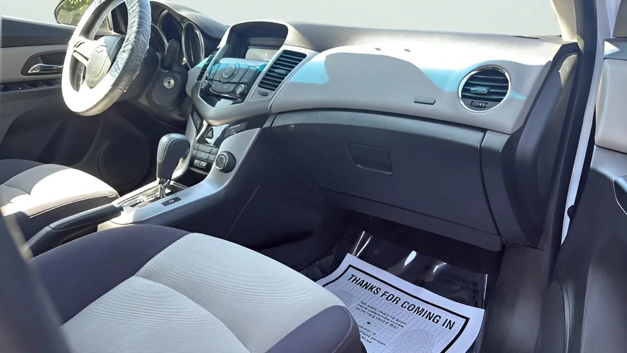 Used 2013 Chevrolet Cruze LS FWD image 11