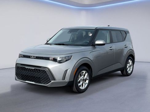 Used 2023 Kia Soul LX w/ LX Technology Package image 2