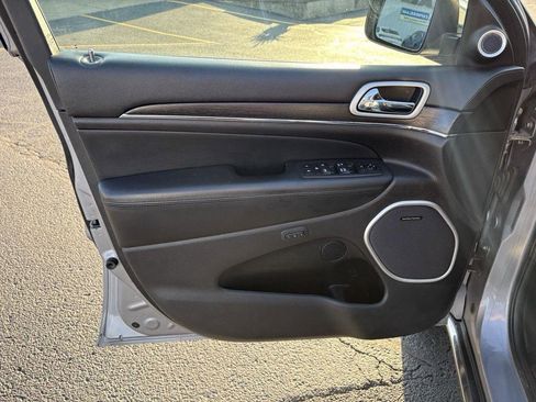 Used 2018 Jeep Grand Cherokee Summit image 3